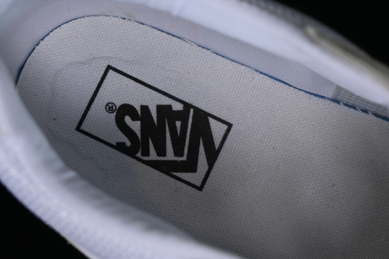 Vans Caldrone Chunky Retro Sneakers in White with Enhanced Cushioning - VN0007P9WHT