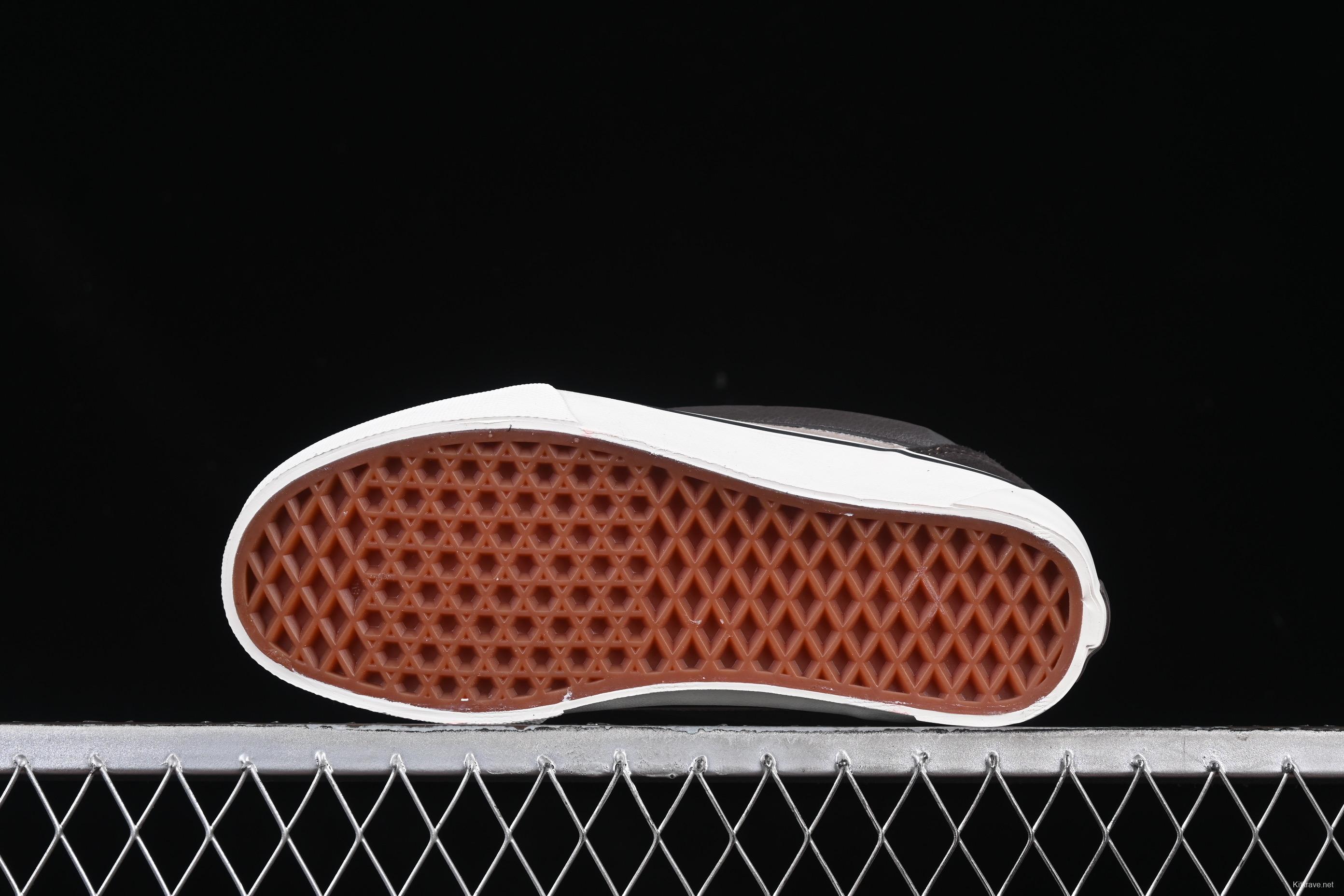 Vans Knu Skool Low-Top Retro Chunky Sneakers with Oversized Logo - VN0009QC2LN