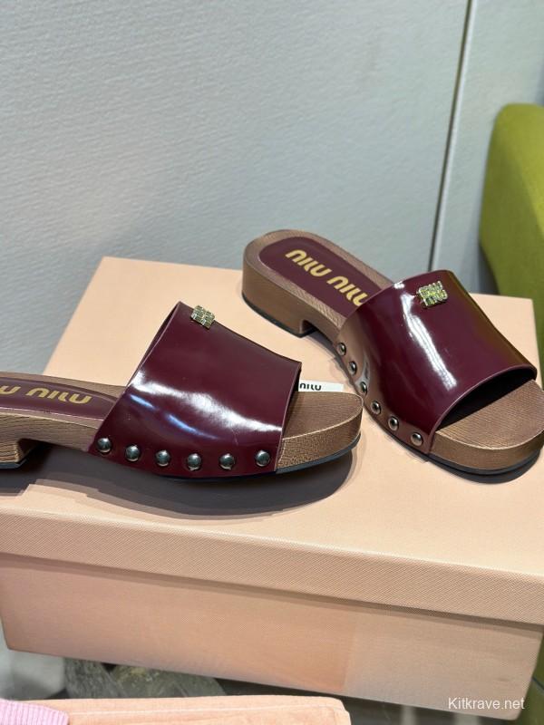 2025 Women Miu Miu Burgundy Patent Leather Slippers KFY00230