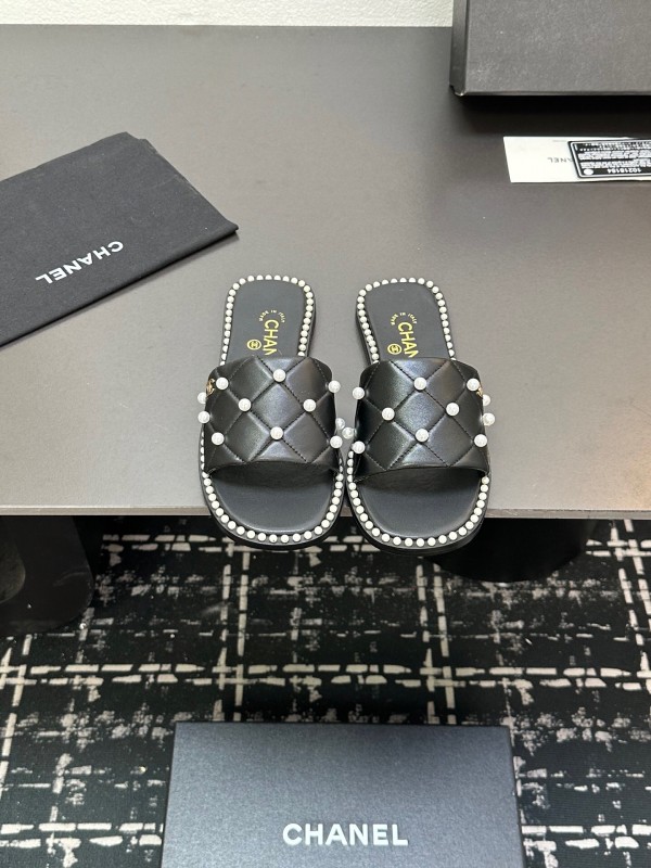 2025 Slippers CHANEL Black Leather Pearl Decor