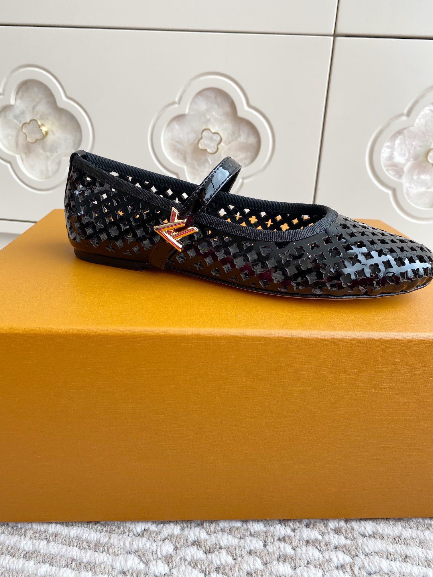 2025 Women Louis Vuitton Black Patent Leather Mary Jane Ballet Flats KFY00310