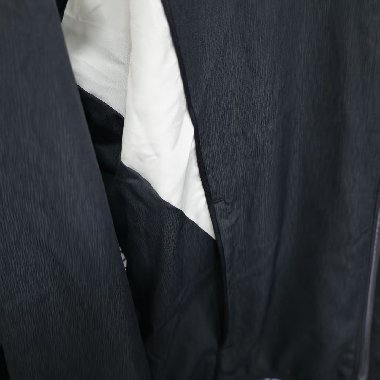 25/26 Liverpool Black Windbreaker (with Inner Lining)
