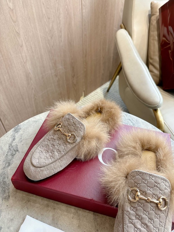 Gucci Women's Fur Mule with Double G Pattern and Horsebit Detail - LY00340