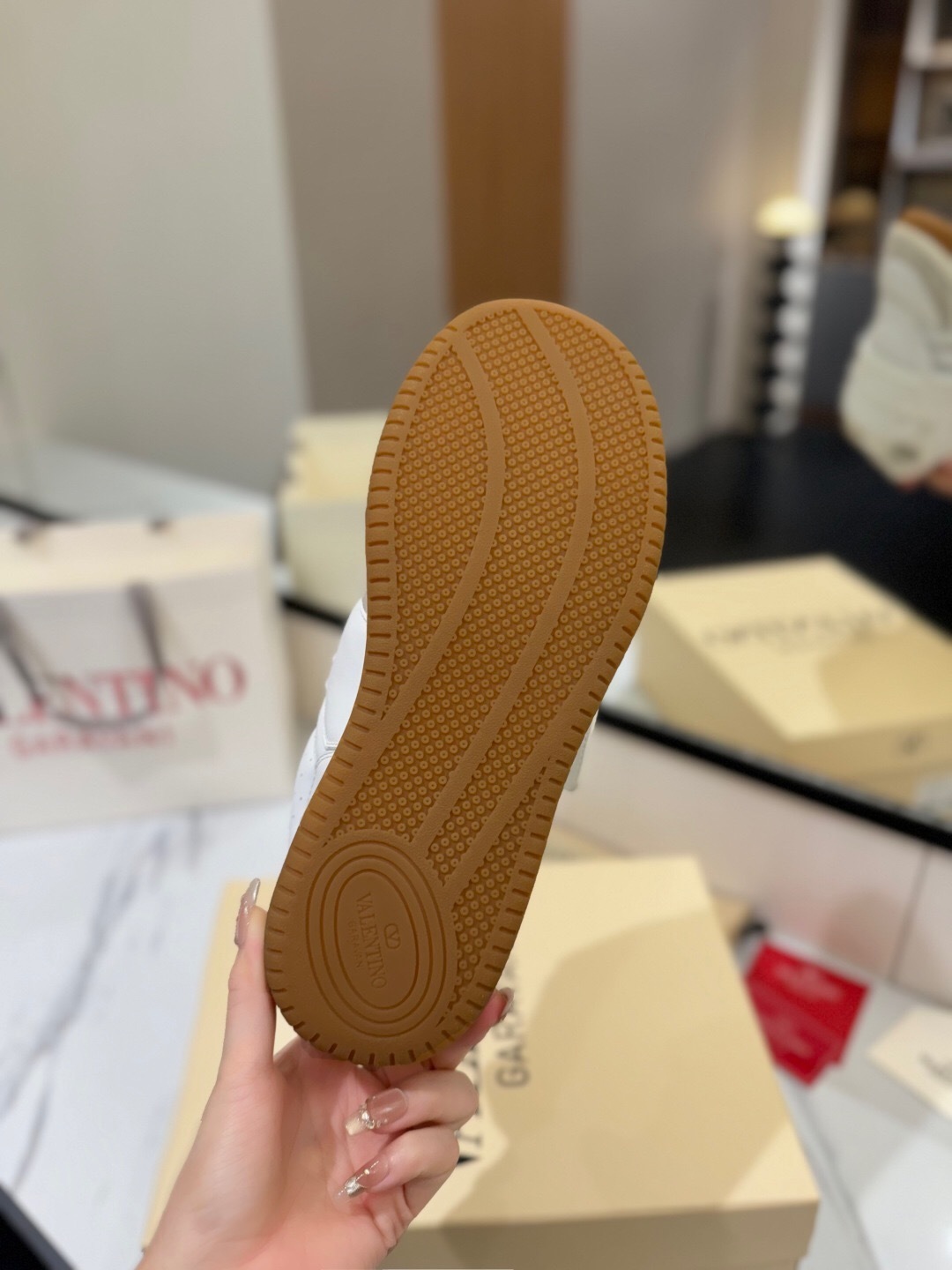 VALENTINO 2025 SS Casual Sneakers with V-Strap Design - AS00410