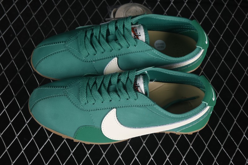 Nike Moon Shoe SP Retro Low-Top Lifestyle Sneakers with Thin Cushioning - IW0955-300